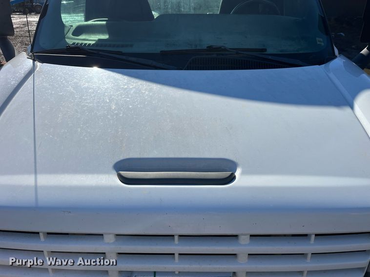 image for item LD9932 2008 GMC C5500 truck cab and chassis