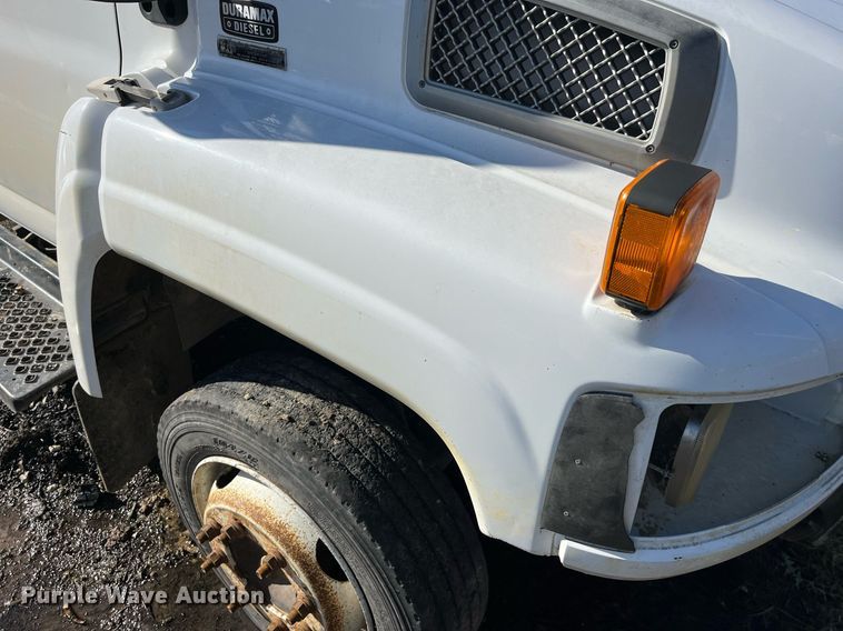 image for item LD9932 2008 GMC C5500 truck cab and chassis