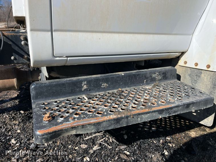 image for item LD9932 2008 GMC C5500 truck cab and chassis