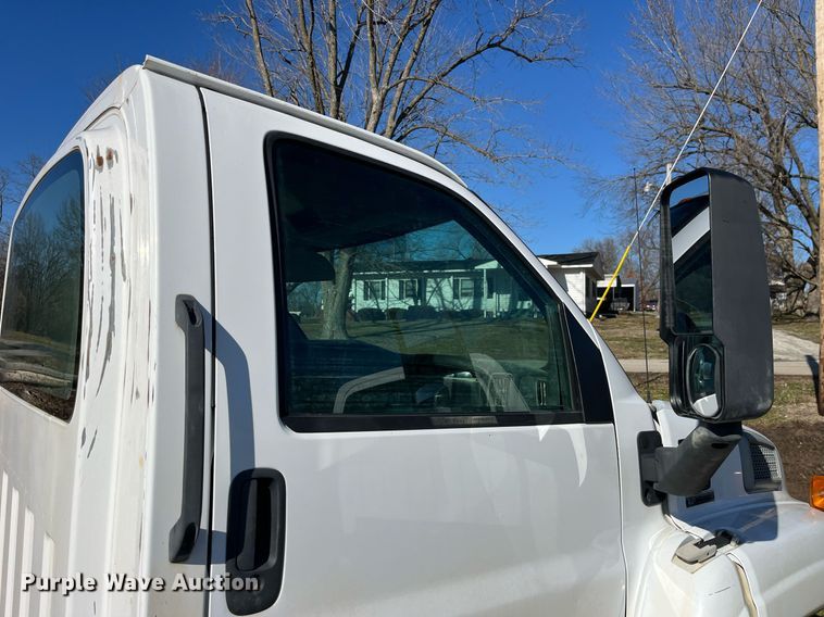 image for item LD9932 2008 GMC C5500 truck cab and chassis