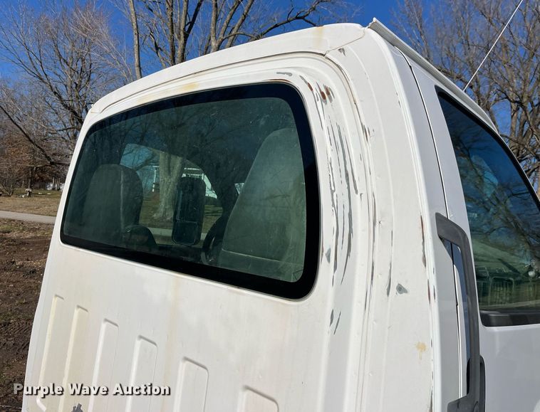 image for item LD9932 2008 GMC C5500 truck cab and chassis