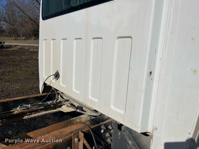 image for item LD9932 2008 GMC C5500 truck cab and chassis