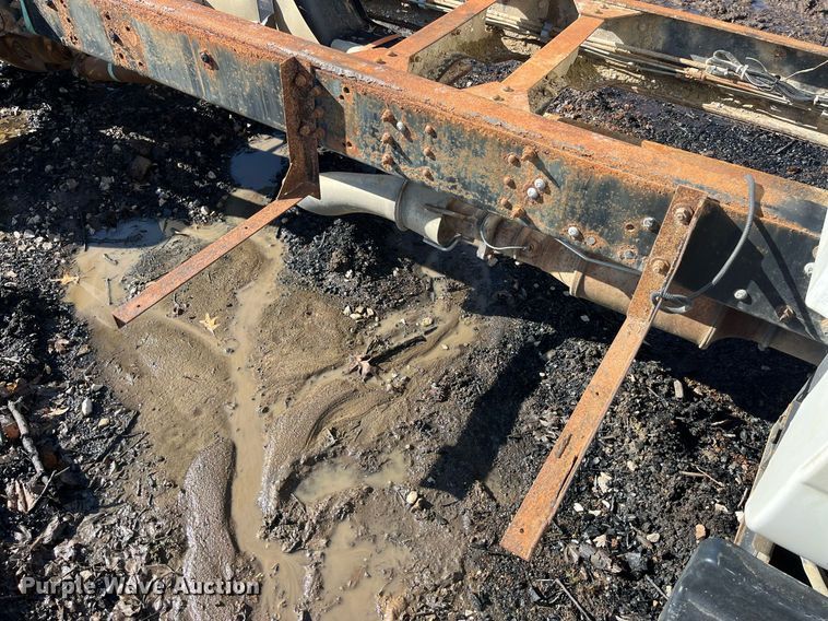 image for item LD9932 2008 GMC C5500 truck cab and chassis