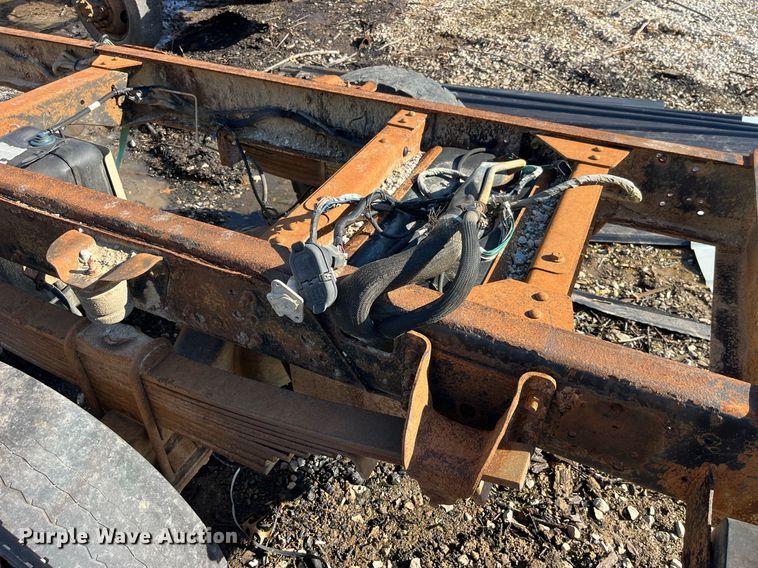 image for item LD9932 2008 GMC C5500 truck cab and chassis