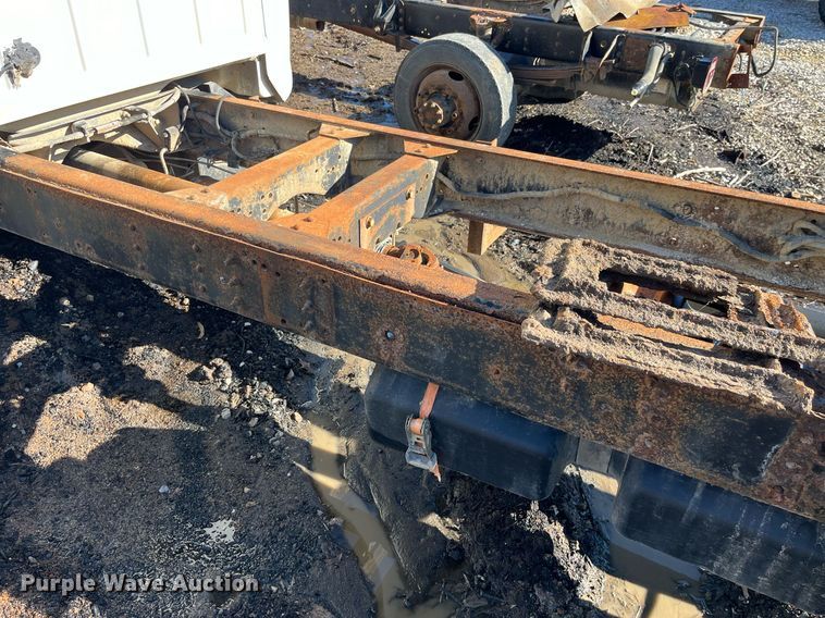 image for item LD9932 2008 GMC C5500 truck cab and chassis