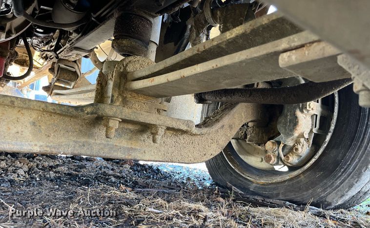 image for item LD9932 2008 GMC C5500 truck cab and chassis