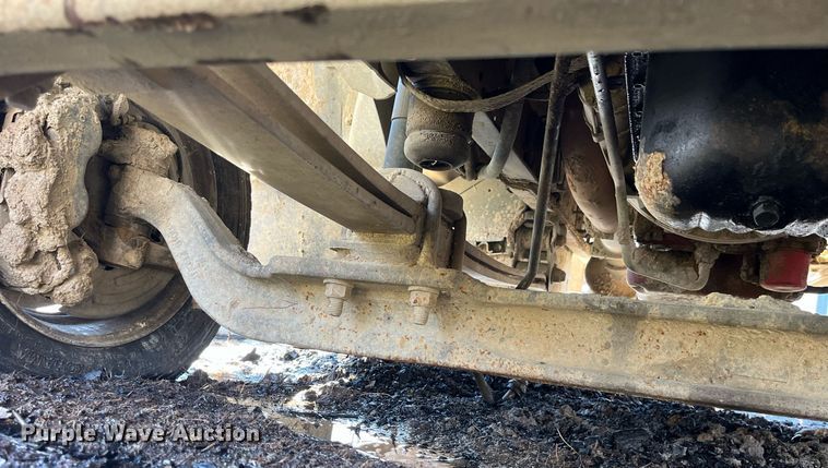 image for item LD9932 2008 GMC C5500 truck cab and chassis