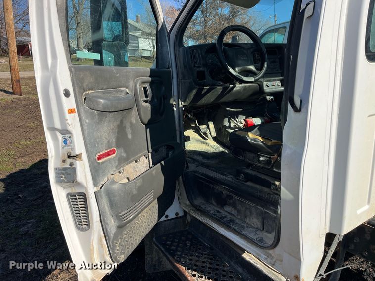 image for item LD9932 2008 GMC C5500 truck cab and chassis