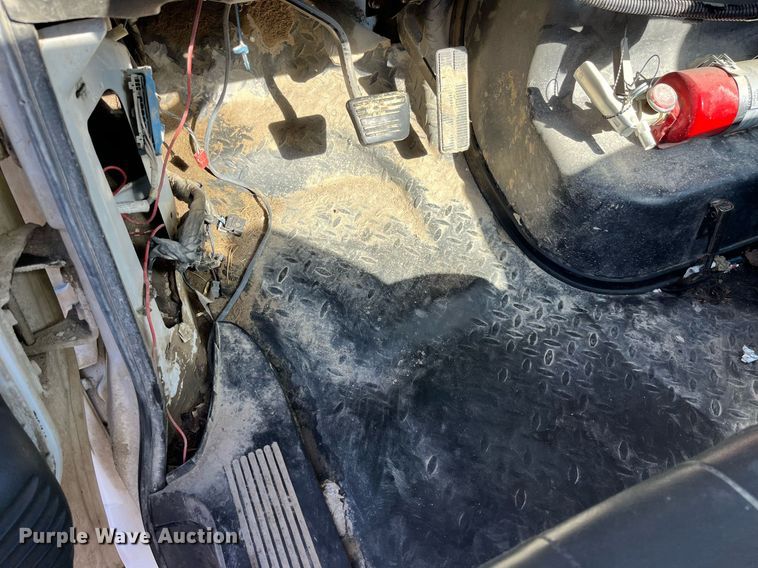 image for item LD9932 2008 GMC C5500 truck cab and chassis