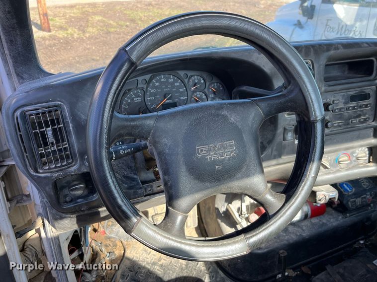 image for item LD9932 2008 GMC C5500 truck cab and chassis