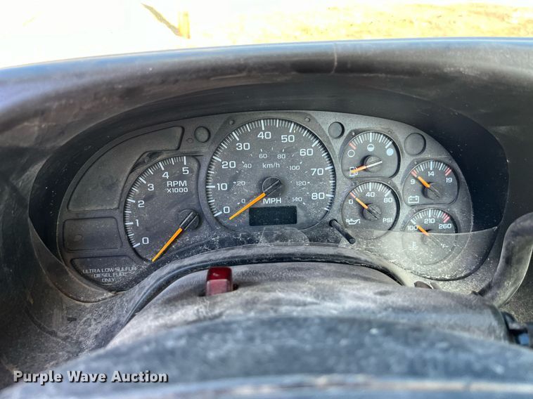 image for item LD9932 2008 GMC C5500 truck cab and chassis