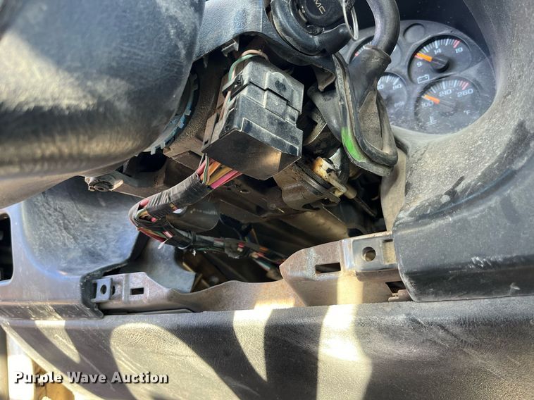 image for item LD9932 2008 GMC C5500 truck cab and chassis