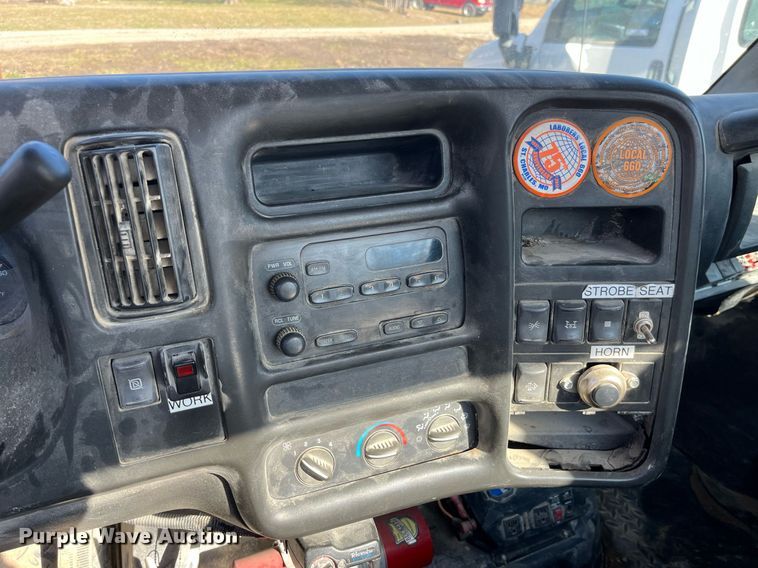 image for item LD9932 2008 GMC C5500 truck cab and chassis