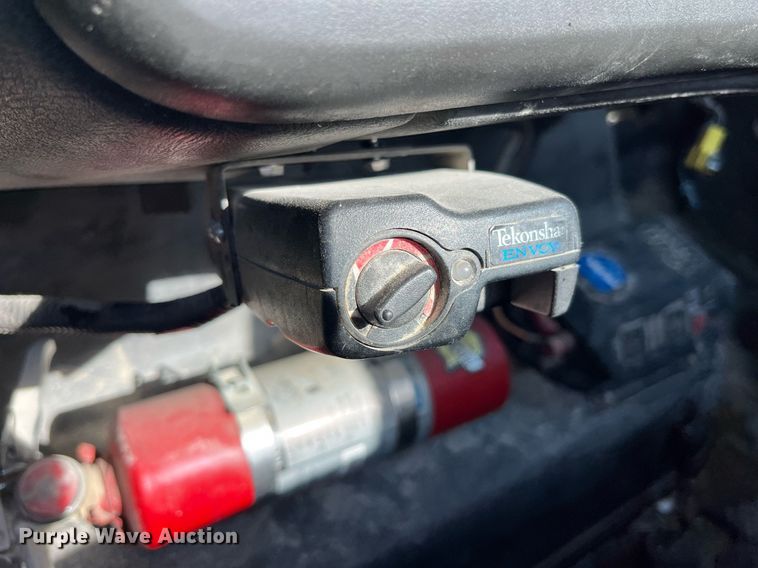 image for item LD9932 2008 GMC C5500 truck cab and chassis