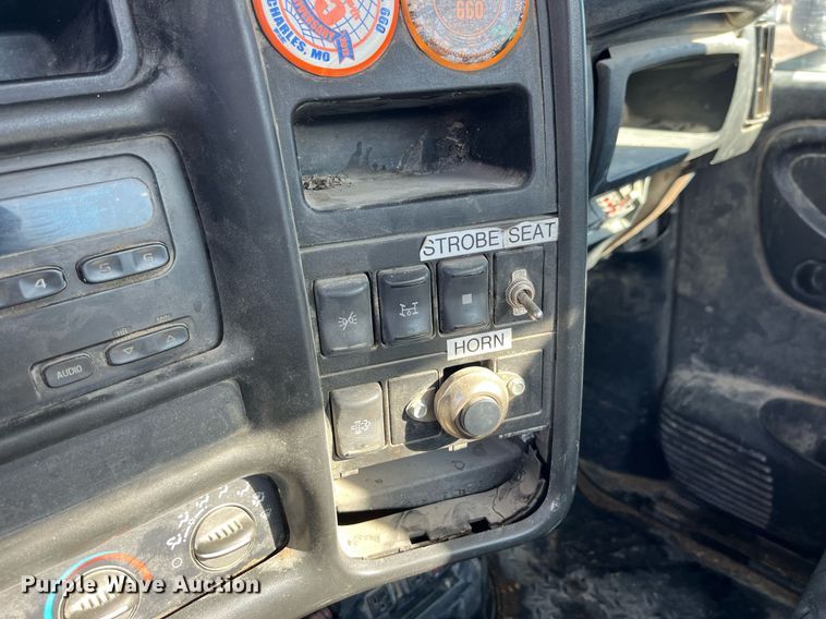 image for item LD9932 2008 GMC C5500 truck cab and chassis