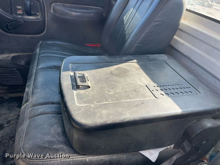 image for item LD9932 2008 GMC C5500 truck cab and chassis