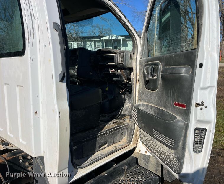 image for item LD9932 2008 GMC C5500 truck cab and chassis