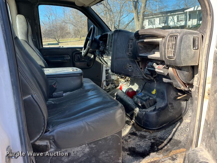 image for item LD9932 2008 GMC C5500 truck cab and chassis