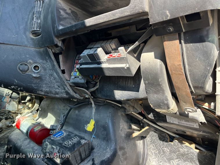 image for item LD9932 2008 GMC C5500 truck cab and chassis