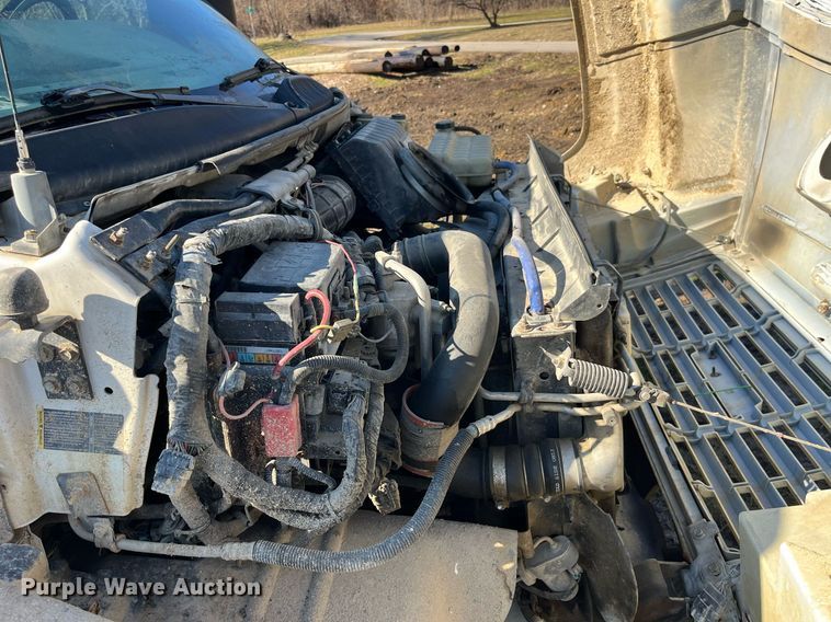 image for item LD9932 2008 GMC C5500 truck cab and chassis