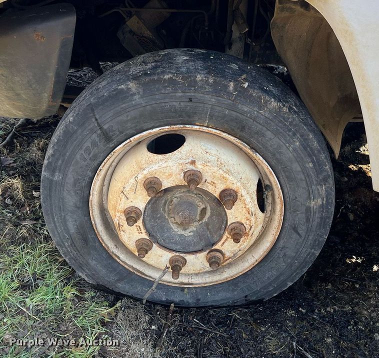 image for item LD9932 2008 GMC C5500 truck cab and chassis