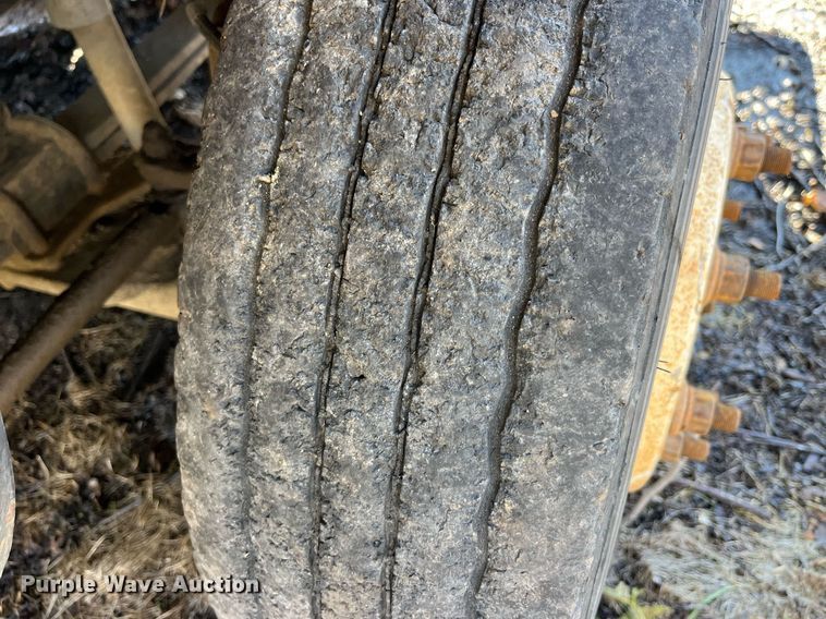 image for item LD9932 2008 GMC C5500 truck cab and chassis