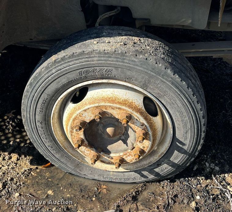 image for item LD9932 2008 GMC C5500 truck cab and chassis