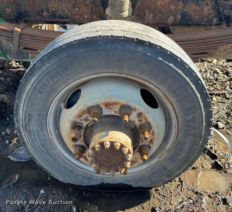 image for item LD9932 2008 GMC C5500 truck cab and chassis