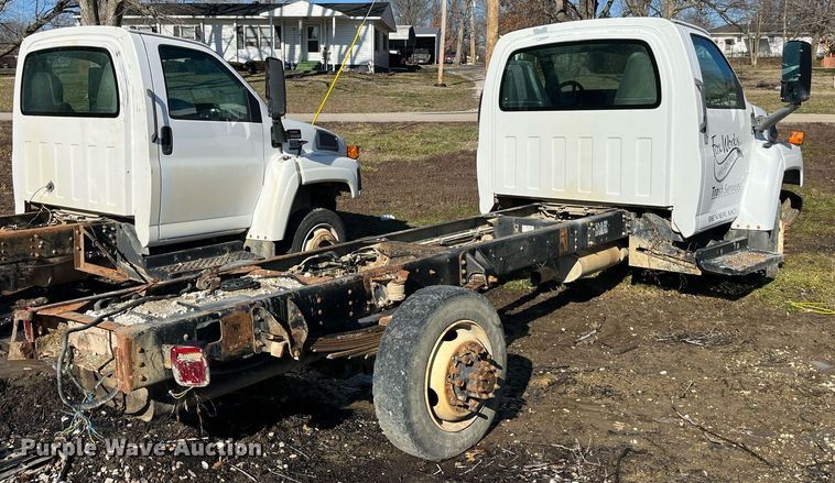 image for item LD9933 2006 Chevrolet C5500 truck cab and chassis
