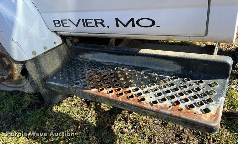 image for item LD9933 2006 Chevrolet C5500 truck cab and chassis