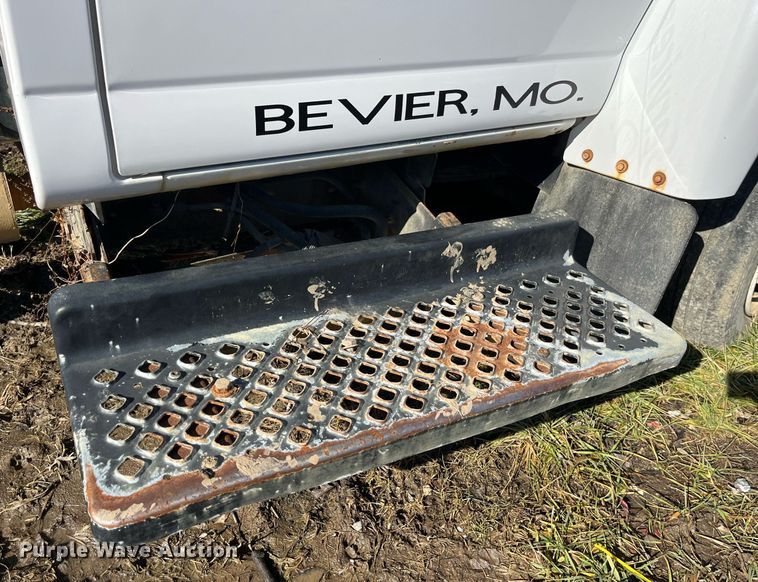 image for item LD9933 2006 Chevrolet C5500 truck cab and chassis