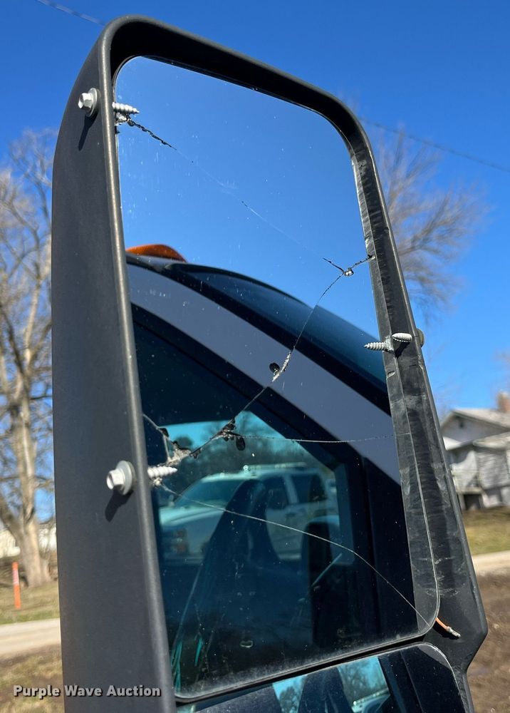 image for item LD9933 2006 Chevrolet C5500 truck cab and chassis