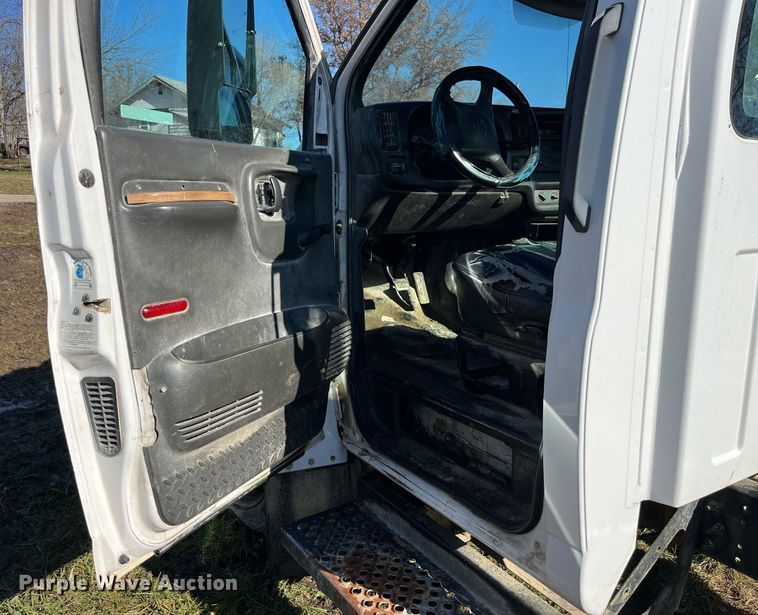 image for item LD9933 2006 Chevrolet C5500 truck cab and chassis