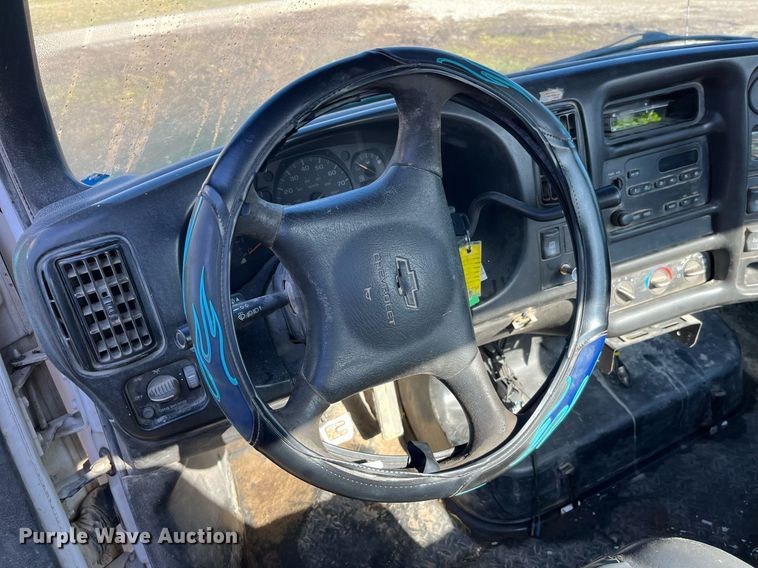 image for item LD9933 2006 Chevrolet C5500 truck cab and chassis