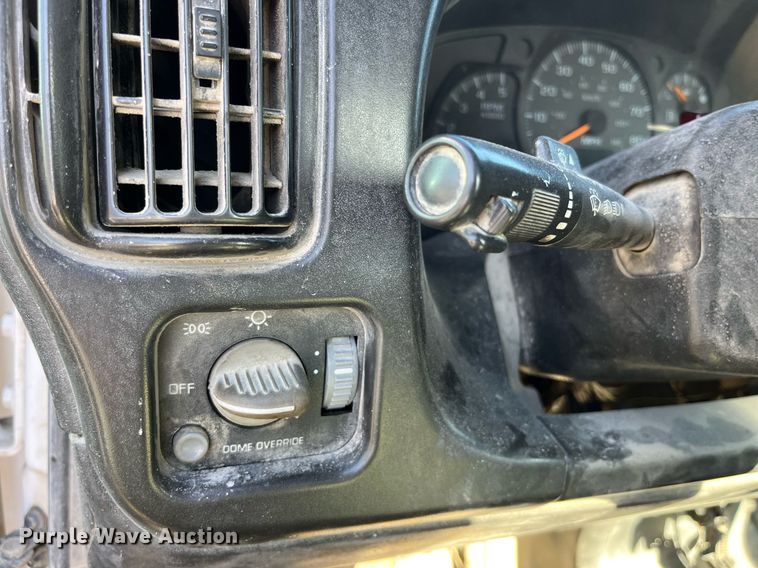 image for item LD9933 2006 Chevrolet C5500 truck cab and chassis