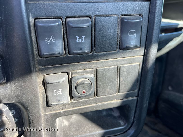 image for item LD9933 2006 Chevrolet C5500 truck cab and chassis