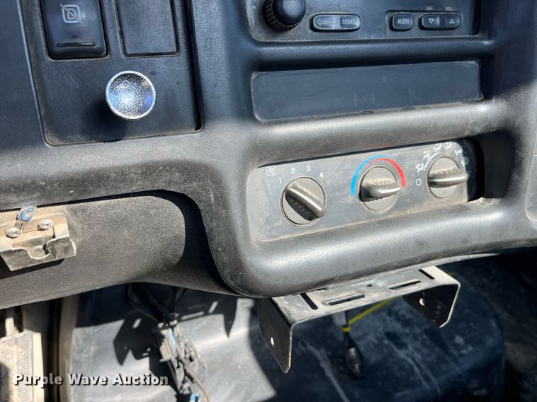 image for item LD9933 2006 Chevrolet C5500 truck cab and chassis