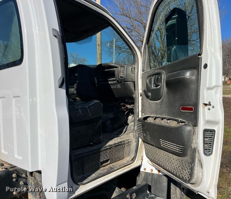 image for item LD9933 2006 Chevrolet C5500 truck cab and chassis