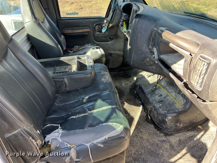 image for item LD9933 2006 Chevrolet C5500 truck cab and chassis