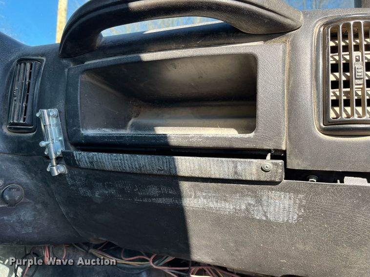 image for item LD9933 2006 Chevrolet C5500 truck cab and chassis