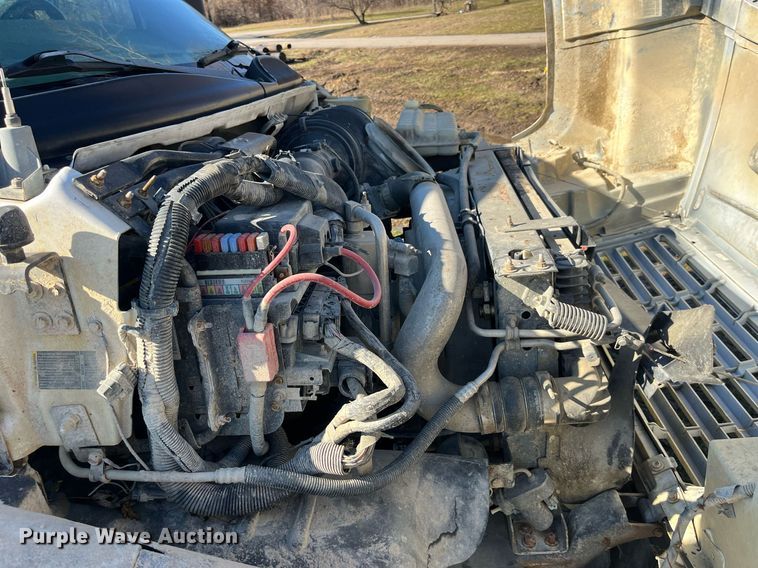 image for item LD9933 2006 Chevrolet C5500 truck cab and chassis