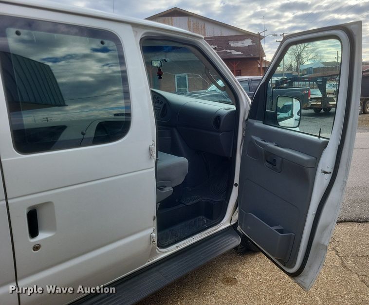 image for item MI9847 2007 Ford E350 Super Duty XLT police van