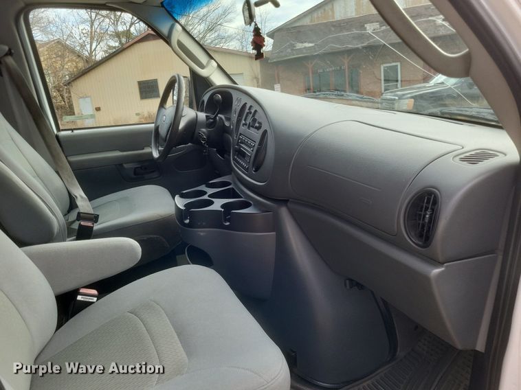 image for item MI9847 2007 Ford E350 Super Duty XLT police van