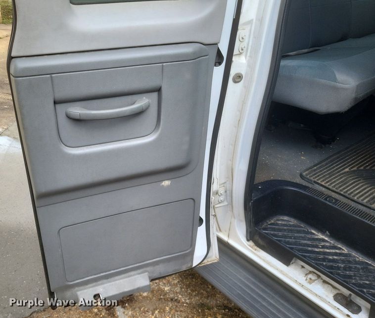 image for item MI9847 2007 Ford E350 Super Duty XLT police van