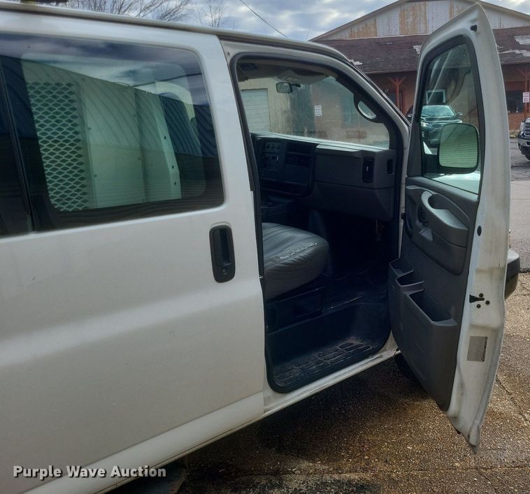 image for item MI9848 2007 Chevrolet Express  police van