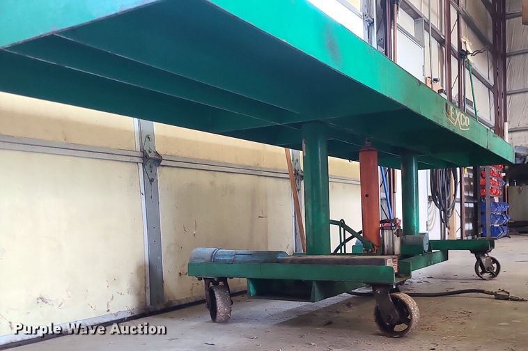 image for item MQ9584 Lexco air over hydraulic hoist table