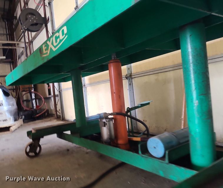 image for item MQ9584 Lexco air over hydraulic hoist table