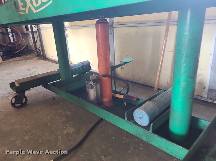 image for item MQ9584 Lexco air over hydraulic hoist table