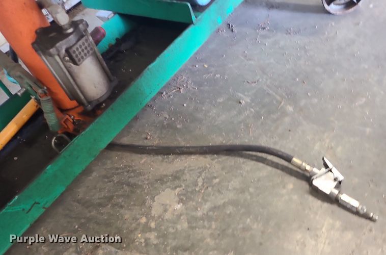 image for item MQ9584 Lexco air over hydraulic hoist table