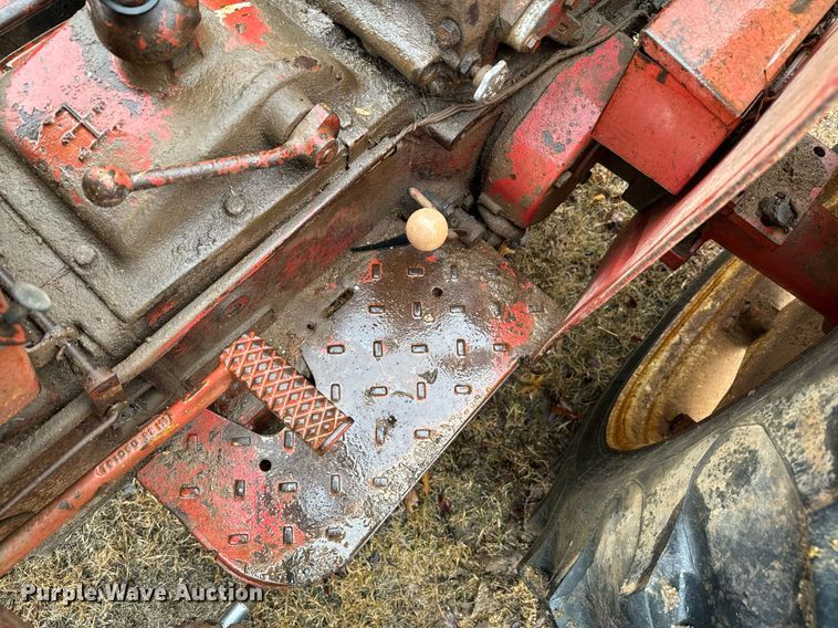 image for item NA9777 International 354 tractor